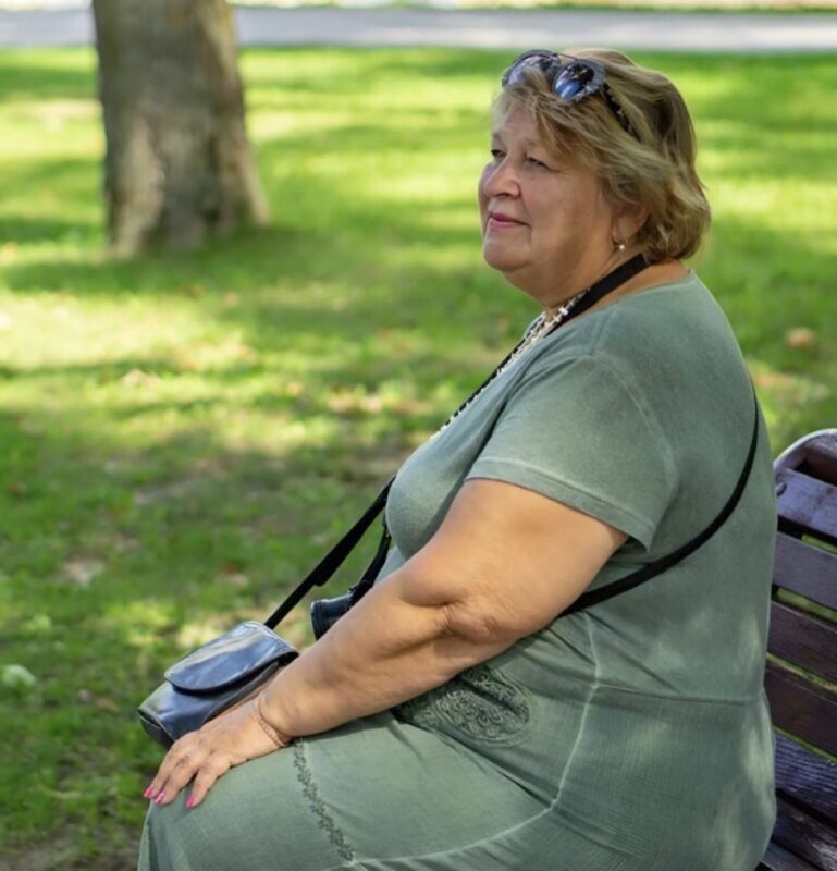 Après 35 ans de mariage, mon mari m’a quittée pour une femme plus jeune, et j’ai réalisé que j’avais passé toutes ces années à m’oublier pour le bien de ma famille
