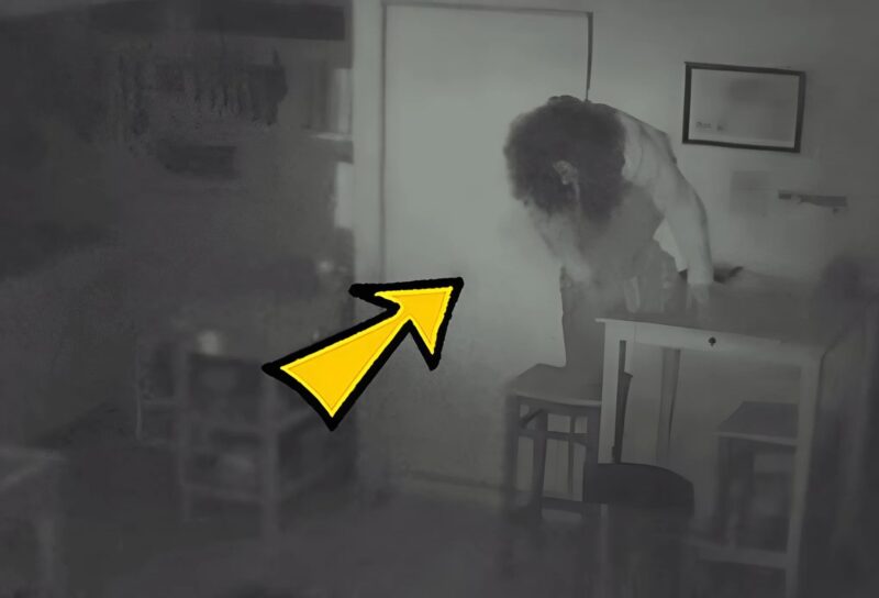 Un homme installe une caméra de surveillance nocturne pour observer sa femme, mais ce qu'il découvre est bien plus terrifiant que prévu