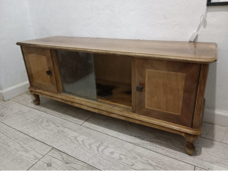 J'ai découvert cette table de chevet abandonnée et, après l'avoir récupérée, j'ai décidé de lui offrir une nouvelle vie