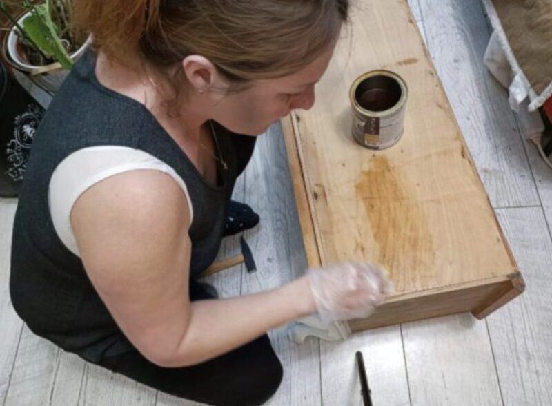 J'ai découvert cette table de chevet abandonnée et, après l'avoir récupérée, j'ai décidé de lui offrir une nouvelle vie