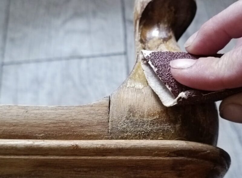 J'ai découvert cette table de chevet abandonnée et, après l'avoir récupérée, j'ai décidé de lui offrir une nouvelle vie