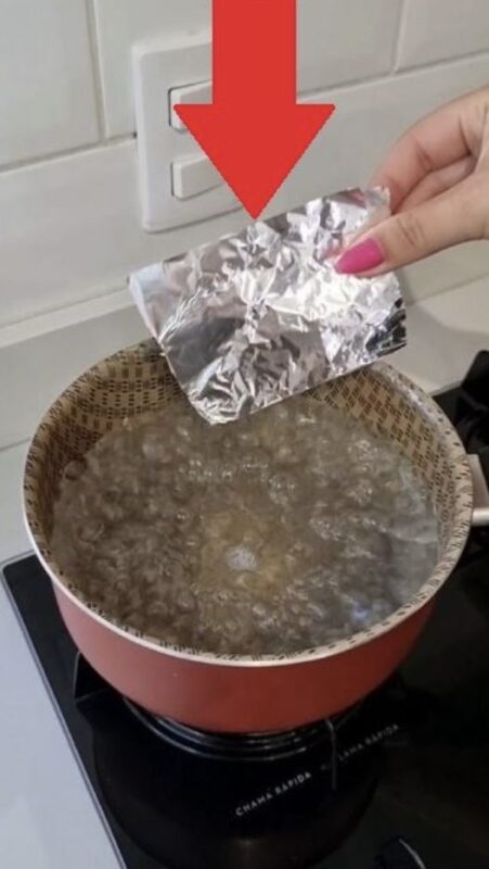 Placez une feuille de papier d’aluminium dans de l’eau bouillante et découvrez ce qui se passe – même les riches l’utilisent