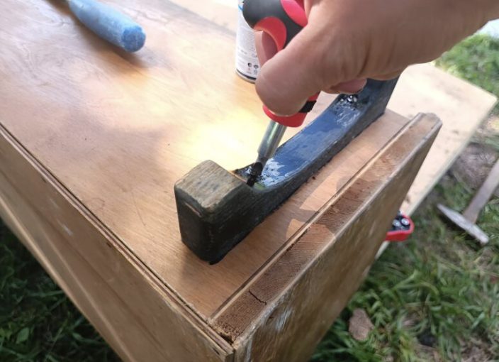 J'ai transformé une vieille étagère à chaussures en un meuble de cuisine pratique pour y ranger la vaisselle : voici le résultat !