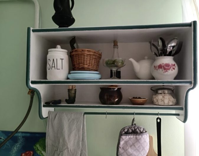 J'ai transformé une vieille étagère à chaussures en un meuble de cuisine pratique pour y ranger la vaisselle : voici le résultat !