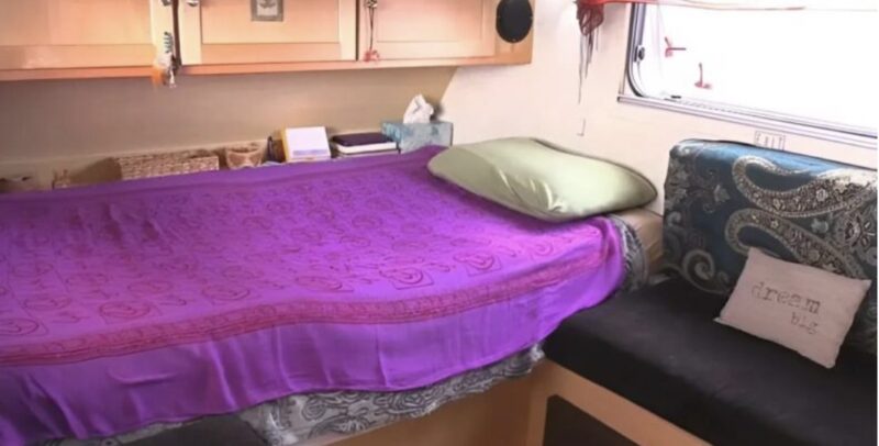 Une femme retraitée a transformé cette petite caravane en une maison de luxe