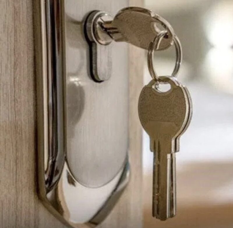 "Comment laisser une clé dans la serrure peut affecter la sécurité de la maison, selon un expert: Découvrez la raison dans les commentaires