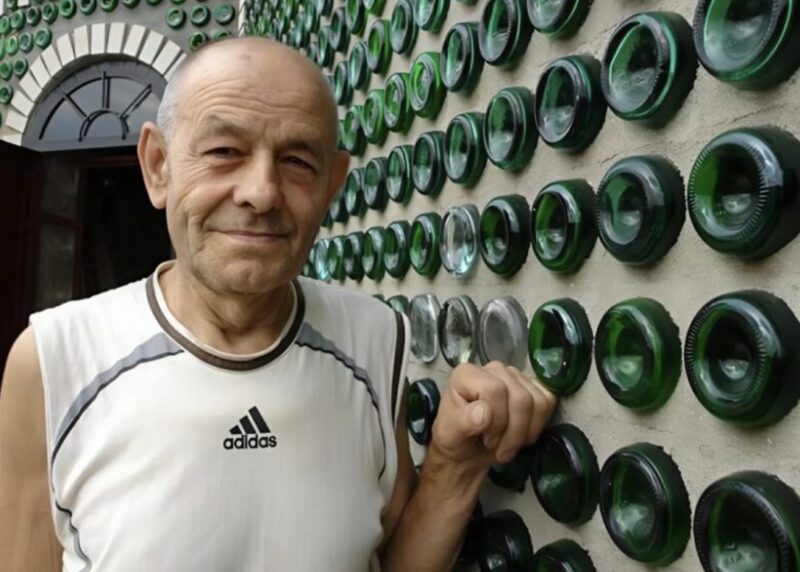 Pendant une décennie, cet homme a amassé des milliers de bouteilles en verre pour réaliser son rêve de maison: Voici le résultat