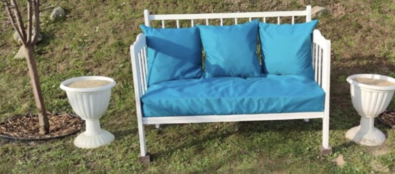 Nous avons transformé un vieux lit d'enfant inutile en quelque chose d'intéressant pour le jardin : voici le résultat
