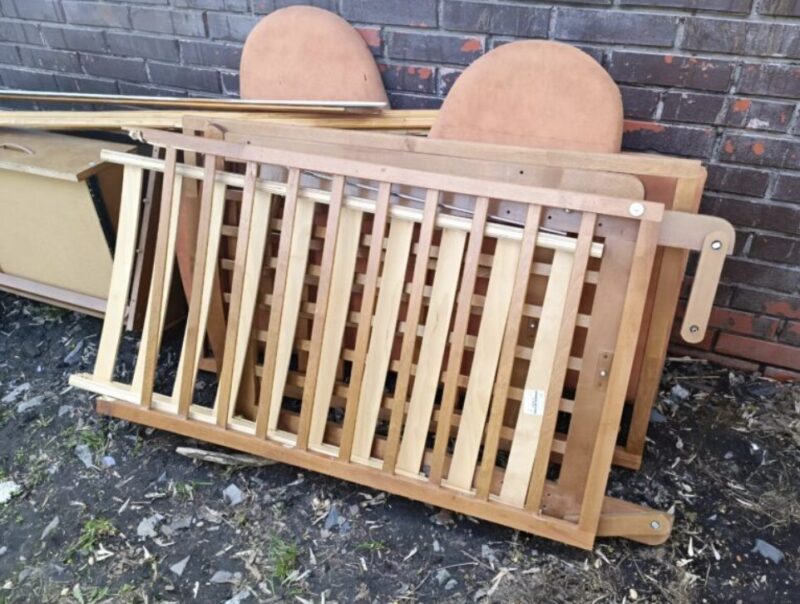 Nous avons transformé un vieux lit d'enfant inutile en quelque chose d'intéressant pour le jardin : voici le résultat