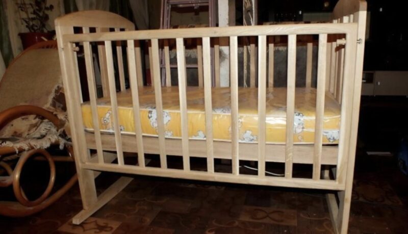 Nous avons transformé un vieux lit d'enfant inutile en quelque chose d'intéressant pour le jardin : voici le résultat