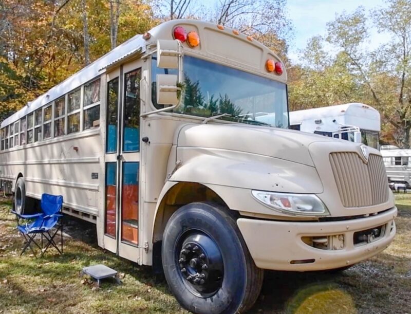 Ce couple a transformé un ancien bus scolaire en un véritable foyer sur roues, alliant confort et mobilité