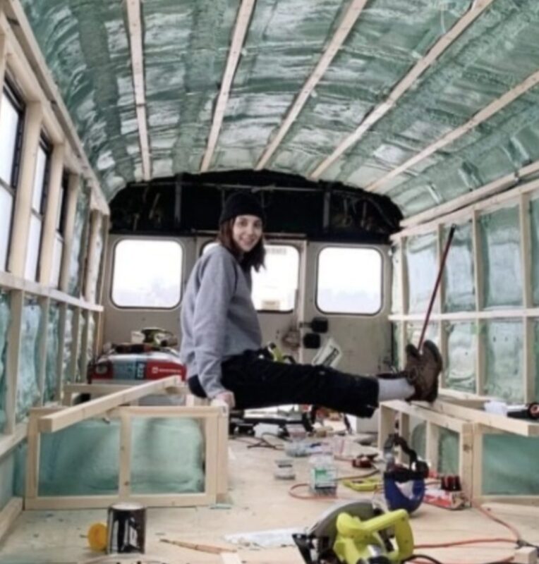 Ce couple a transformé un ancien bus scolaire en un véritable foyer sur roues, alliant confort et mobilité