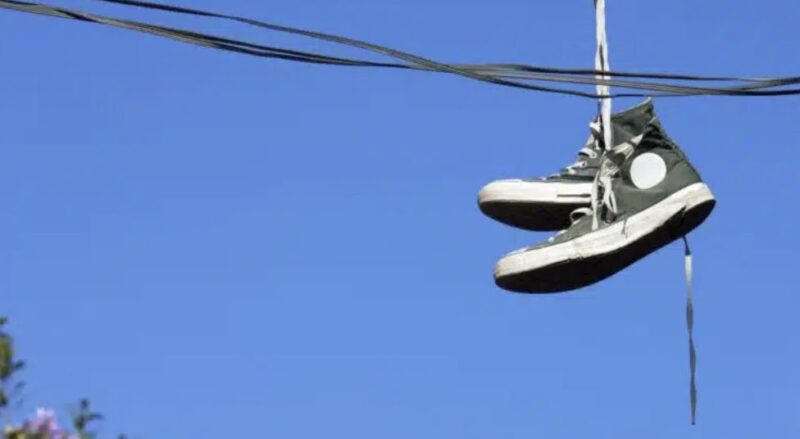 "Baskets suspendues aux fils électriques : un simple jeu ou un message caché "