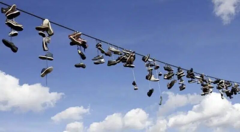 "Baskets suspendues aux fils électriques : un simple jeu ou un message caché "