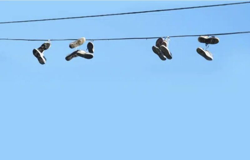 "Baskets suspendues aux fils électriques : un simple jeu ou un message caché "
