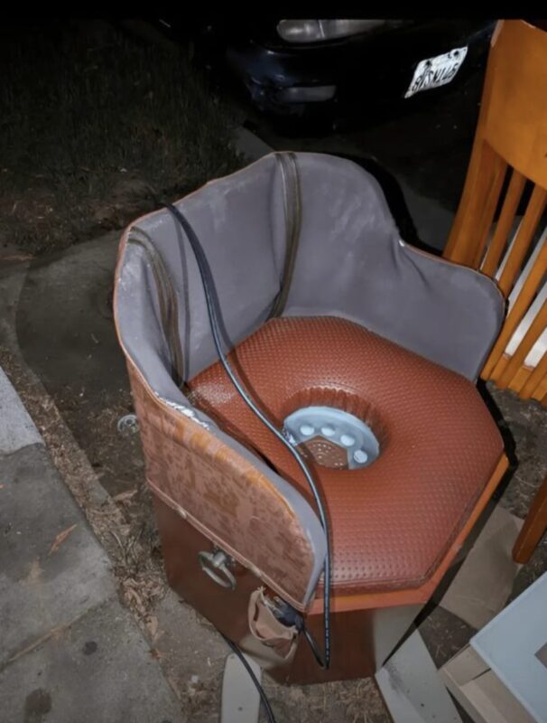 Quand je suis rentré chez moi le soir, j’ai vu que mes voisins avaient jeté cette chose étrange