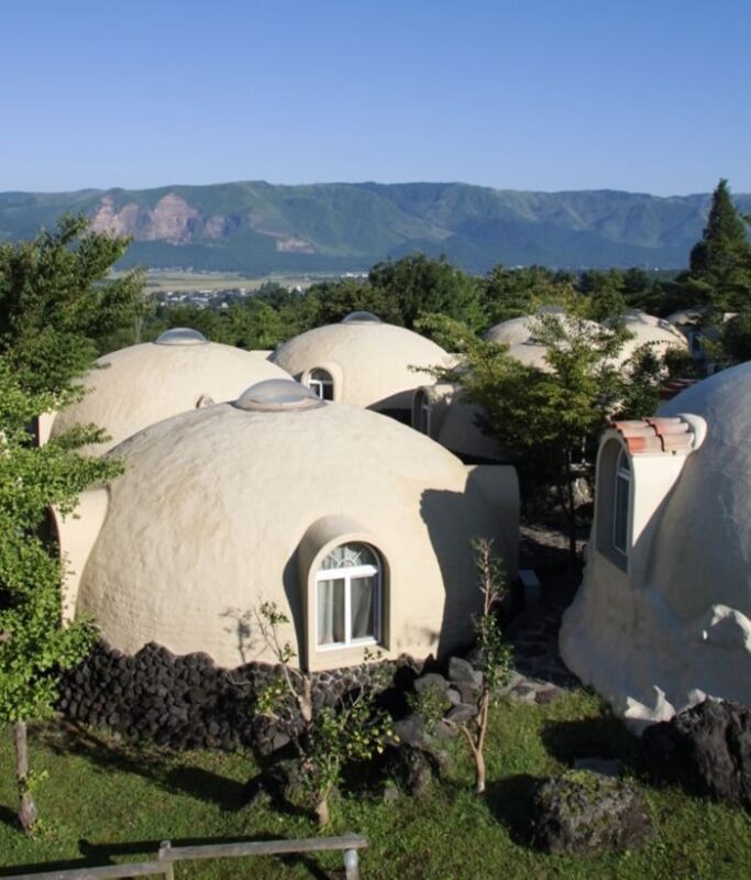 De l'extérieur, elles ressemblent à des maisons en jouet, mais l'intérieur de ces maisons en polystyrène vous laissera sans voix