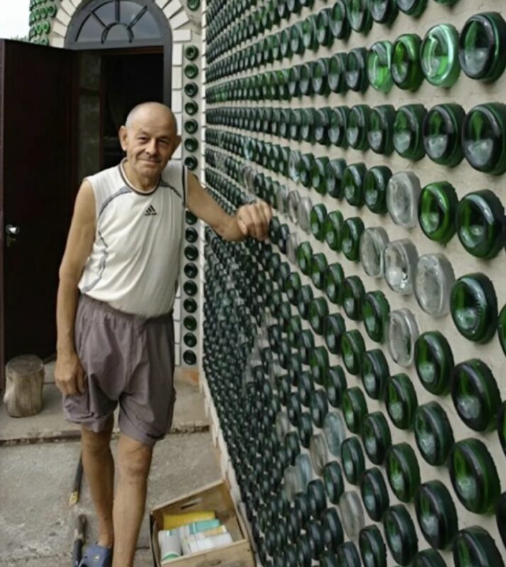Pendant une décennie, cet homme a amassé des milliers de bouteilles en verre pour réaliser son rêve de maison: Voici le résultat