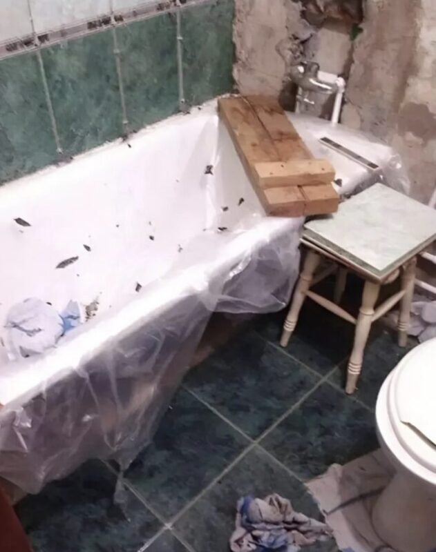 Un jeune homme a décidé de surprendre sa tante en rénovant sa salle de bain pendant ses vacances: Avec un budget limité