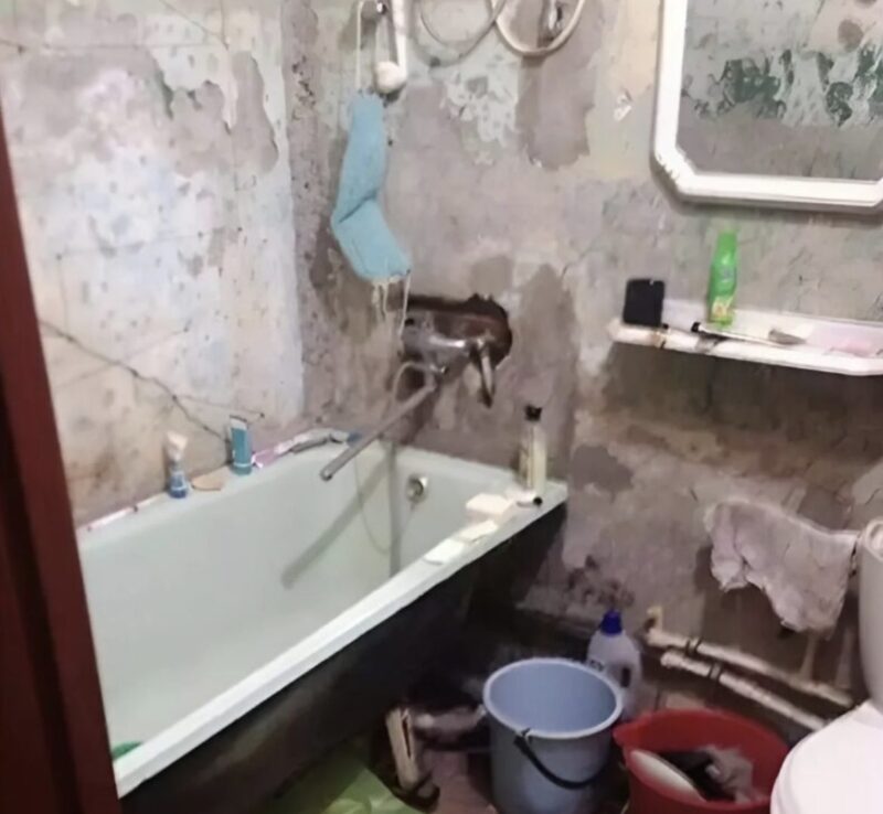 Un jeune homme a décidé de surprendre sa tante en rénovant sa salle de bain pendant ses vacances: Avec un budget limité
