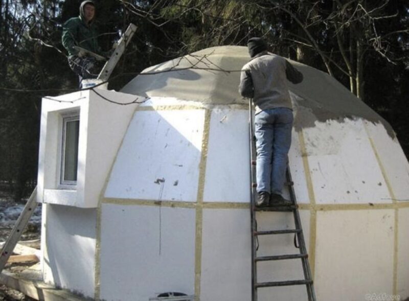 De l'extérieur, elles ressemblent à des maisons en jouet, mais l'intérieur de ces maisons en polystyrène vous laissera sans voix