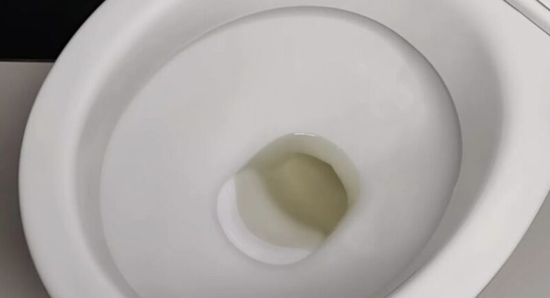 Obtenez des toilettes d'une blancheur éclatante ! Versez ce mélange et dites adieu aux taches les plus résistantes