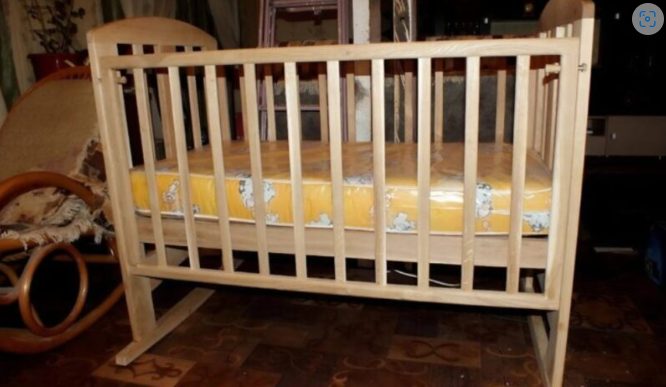 Regarde comment tu peux transformer un vieux berceau en un joli banc pour le jardin