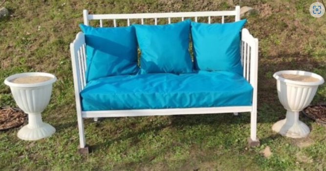 Regarde comment tu peux transformer un vieux berceau en un joli banc pour le jardin