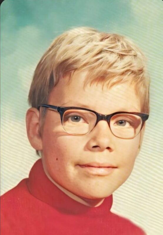 Devinez qui est ce jeune homme devenu l’un des acteurs les plus célèbres à l’échelle mondiale Il portait des lunettes à verres très épais et a passé plusieurs années à étudier le ballet classique une discipline qui lui permettra ensuite de récolter des millions de dollars :