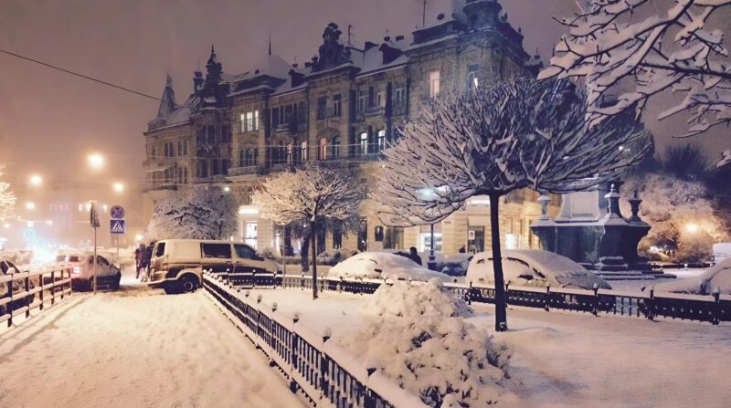 Un autre jour froid d’hiver, une jeune fille se dépêchait de rentrer chez elle lorsqu’elle aperçut un vieil mendiant, frissonnant de froid sur les marches. Elle s’approcha de lui et lui donna de l’argent, mais ce qui se révéla après qu’elle l’eut fait stupéfia la jeune fille