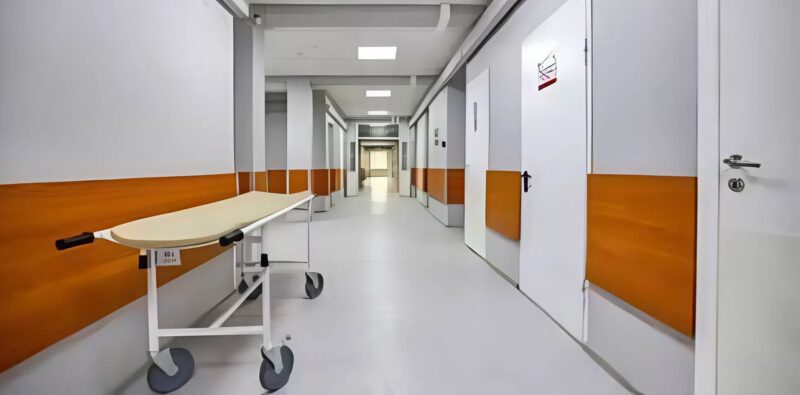 Dès que la mère a entendu la nouvelle que son fils avait été renversé par une voiture, elle s’est précipitée à l’hôpital pour le voir, mais sur place, la réalité l’a laissée stupéfaite
