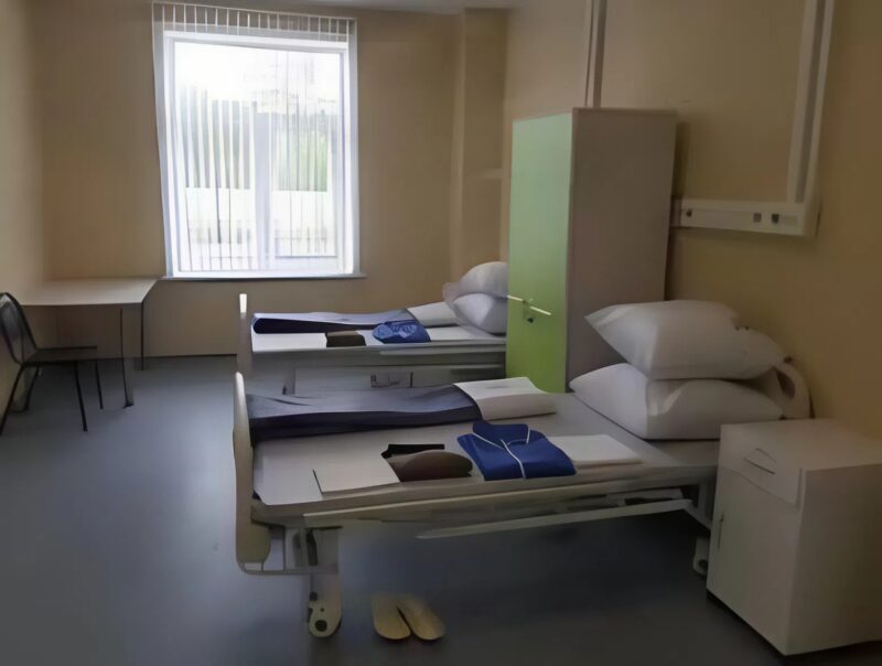 Un homme à l’hôpital s’est mis à genoux devant un enfant et a pleuré, et ce qui s’est passé quelques minutes plus tard l’a choqué