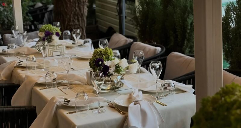 La serveuse a renversé du champagne non pas sur un client ordinaire, mais sur un homme habitué à ce que tout le monde lui obéisse, et ce que l’homme a fait a stupéfié tout le monde