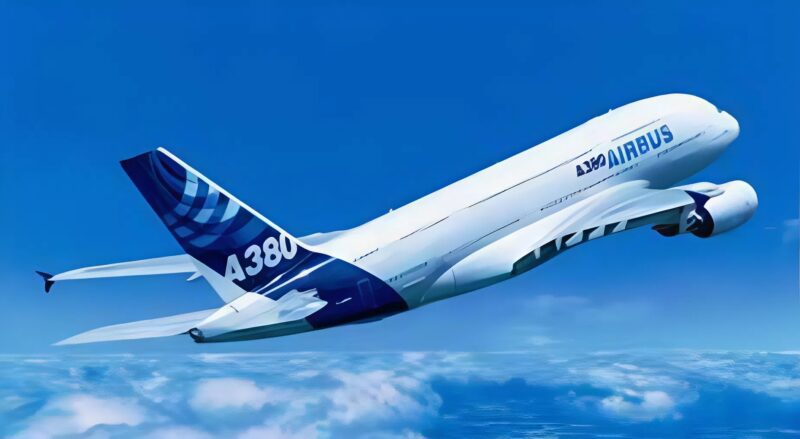 Plusieurs personnes masquées ont attaqué l’avion au moment où il se préparait à décoller, mais ce que l’hôtesse a fait à ce moment-là a surpris tout le monde