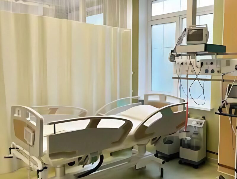 Le milliardaire, en entrant chez lui et voyant l’enfant inconscient, l’emmena rapidement à l’hôpital, mais ce qui s’est révélé sur ce qui s’était réellement passé a stupéfié l’homme