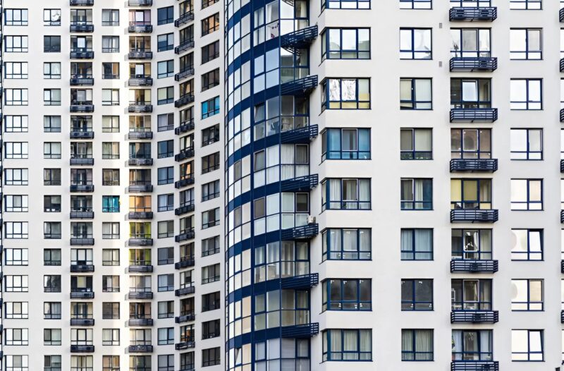 La femme est rentrée chez elle et, voyant comment on traitait son enfant dans la maison, elle a fait quelque chose qui a stupéfié tout le monde