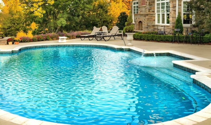 Une femme, entendant la conversation téléphonique de son mari avec sa maîtresse, décida de lui donner une leçon, mais ce qui se produisit après qu’elle eut poussé l’homme dans la piscine stupéfia tout le monde