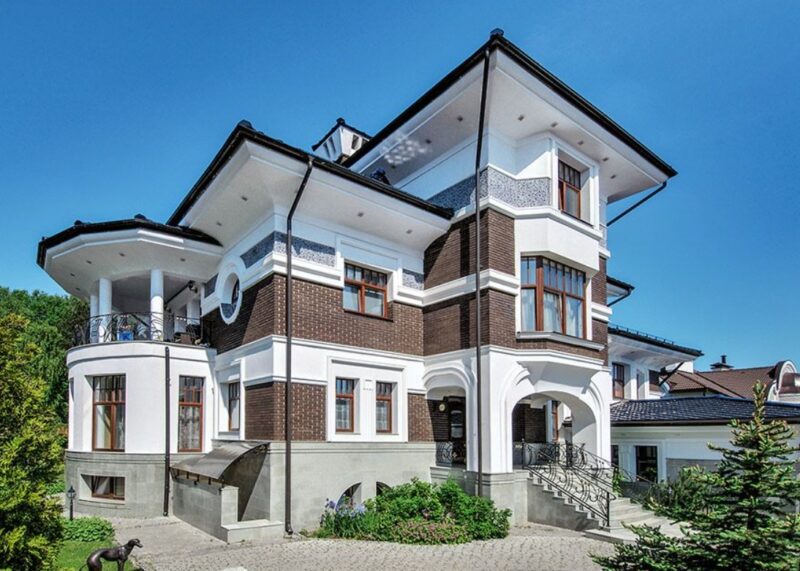 La maîtresse de maison a forcé la nouvelle femme de chambre à s’agenouiller et l’a traînée dans toute la maison uniquement parce que, selon elle, celle-ci tentait de séduire son mari milliardaire ։ Mais lorsque l’homme est arrivé et a vu tout cela, il a fait quelque chose qui a choqué tout le monde sur place