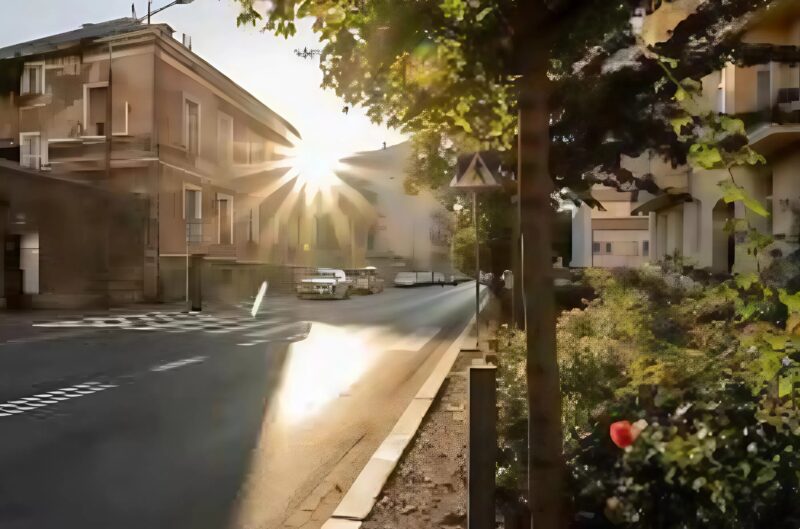 Un homme dans la rue a demandé de l’aide à une femme avec une expression froide et sévère, cependant, quelques secondes seulement plus tard, ce qui s’est passé sur place a choqué toutes les personnes présentes dans la rue