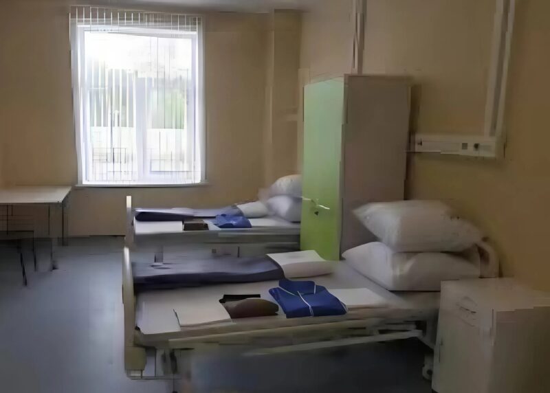 Une femme a renversé de la nourriture sur un homme handicapé et a dit : « Bon, maintenant mange » ։ Cependant, lorsque son mari s’est levé et a révélé qu’il n’était absolument pas handicapé, la femme est restée figée de choc, et ce qui s’est produit à ce moment-là a plongé tous les présents dans un véritable choc